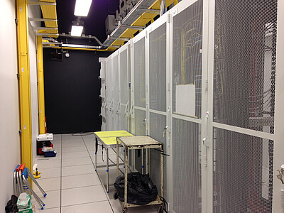 Une plus petite salle est consacrée à l’installation des opérateurs Internet (trois baies de stockage sont pour Renater, l’opérateur de l’université).